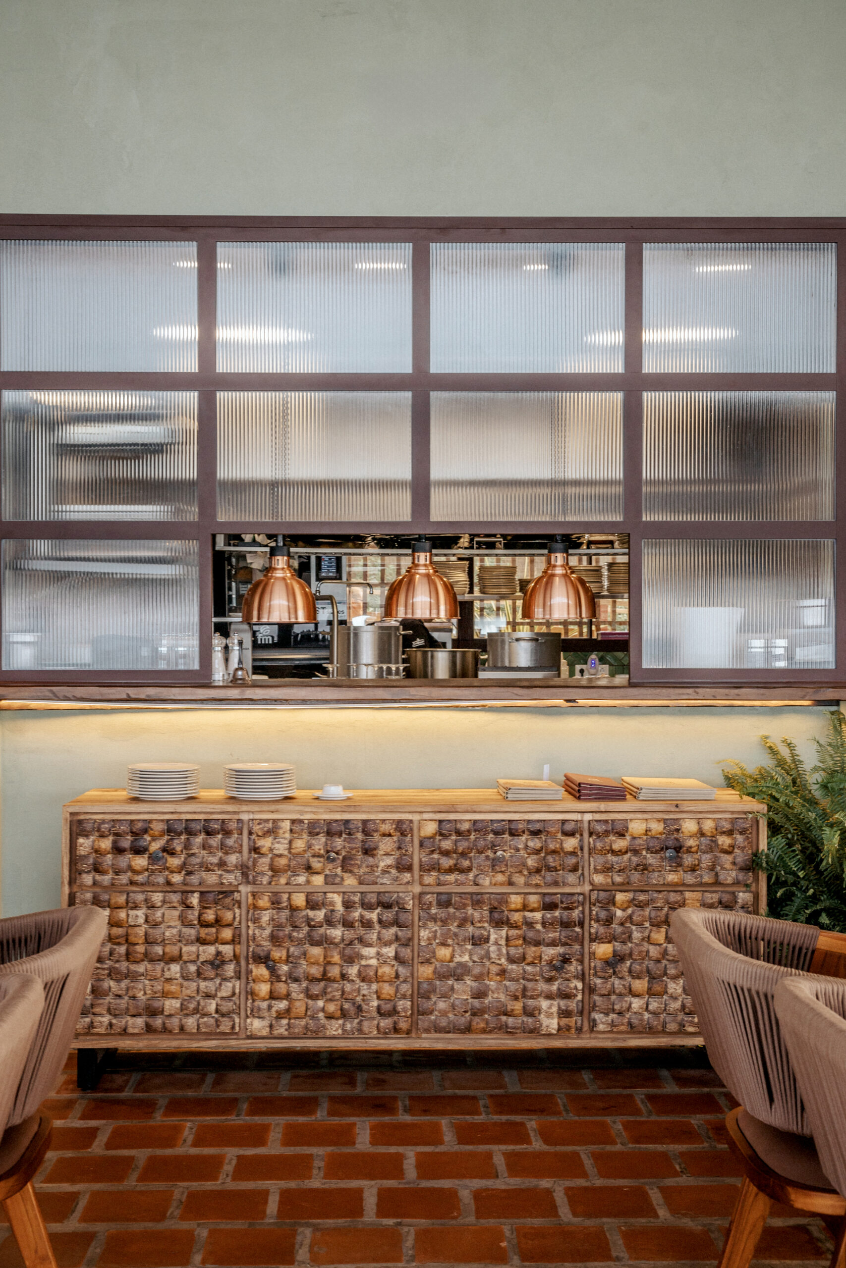 Interior y cocina abierta de Tony's Beach Marbella actual