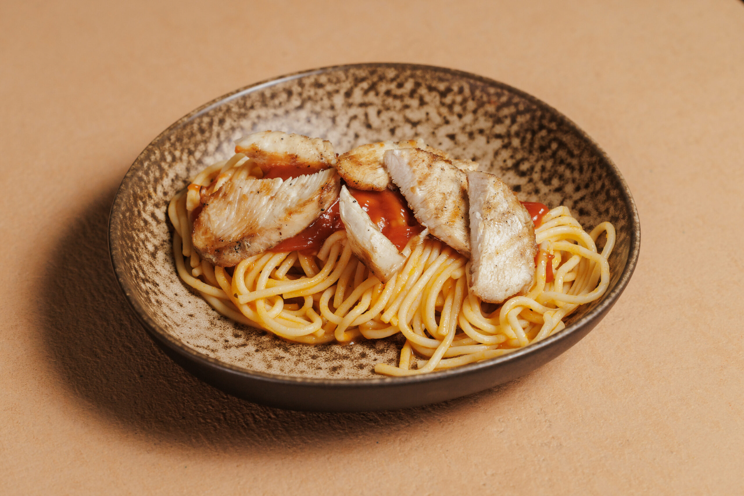 Pasta fresca con tomate casero y pollo a la parrilla